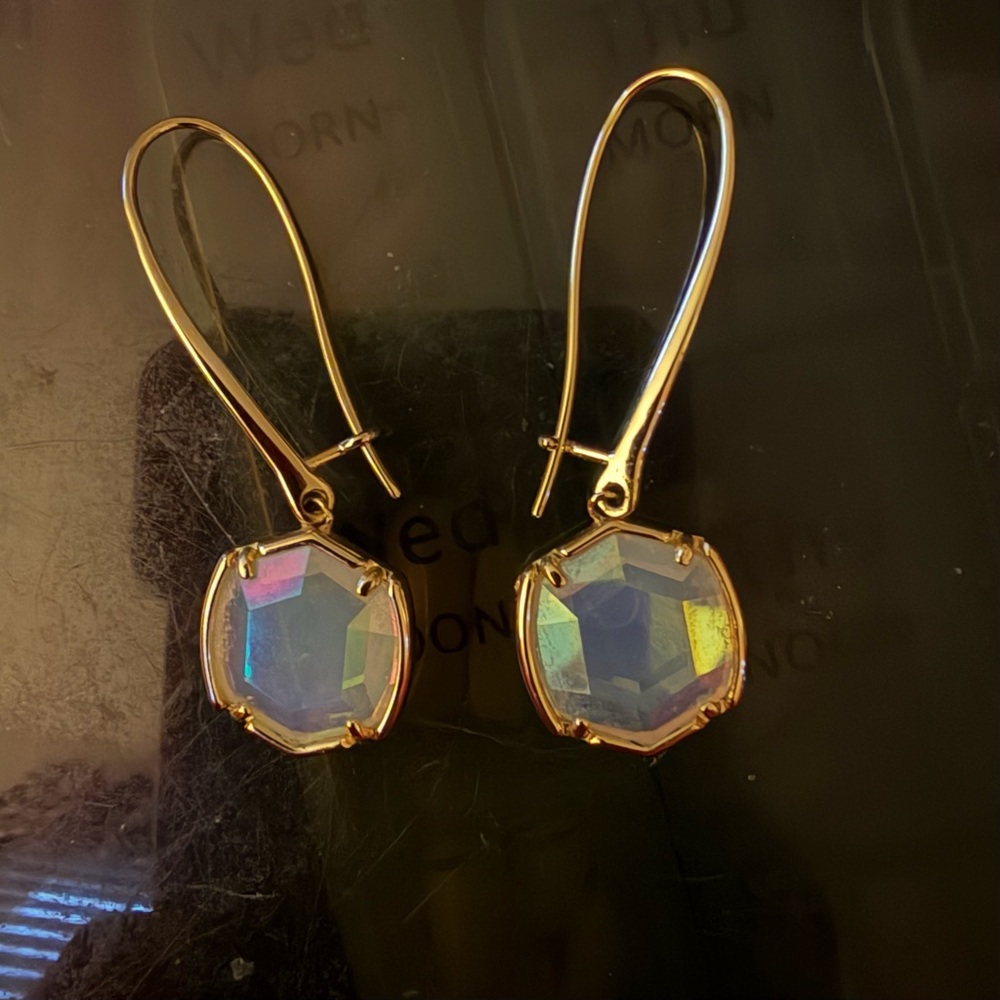 NWOT Kendra Scott Davis  Gold and Iridescent Drop Earrings